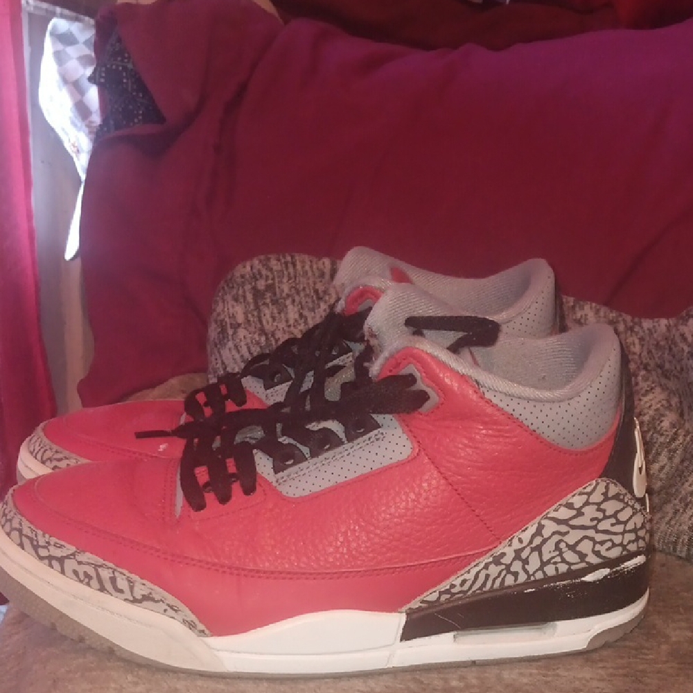 Nike Men's Red and Gray Retro Basketball Sneakers